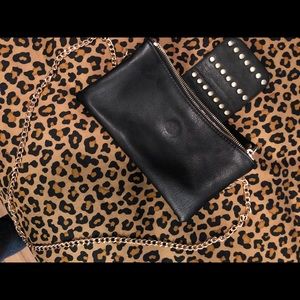 A black crossbody purse !!